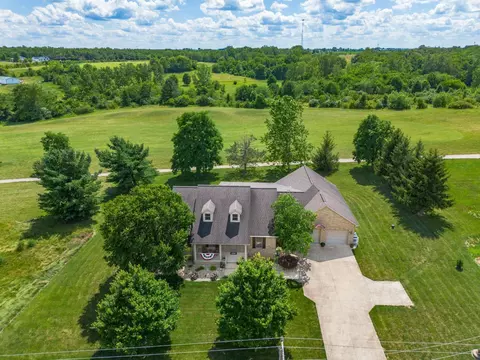 9561 Crownover Rd, Williamsport, OH 43164