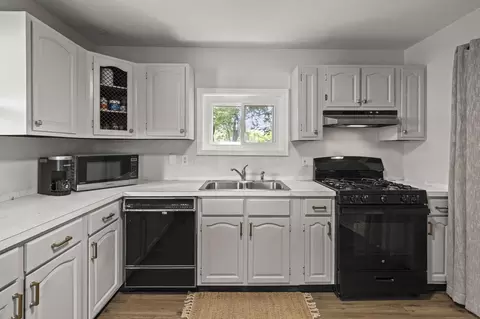 Kitchen - 237 Maple Dr, Columbus, OH 43228 photo 4 of 5