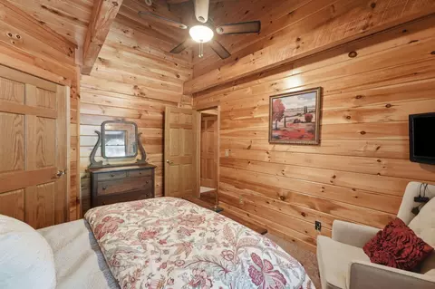 Bedroom - 2611 Eckert Rd SE, Lancaster, OH 43130 photo 6 of 8