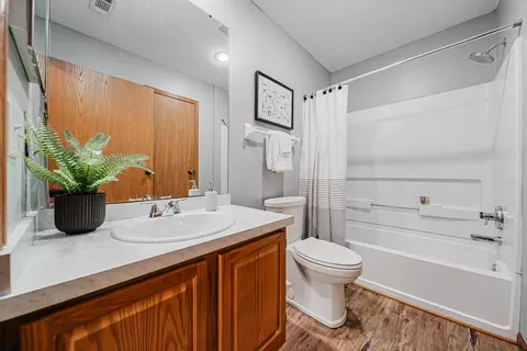 Bath - 1237 Dunhurst St, Circleville, OH 43113 photo 1 of 2