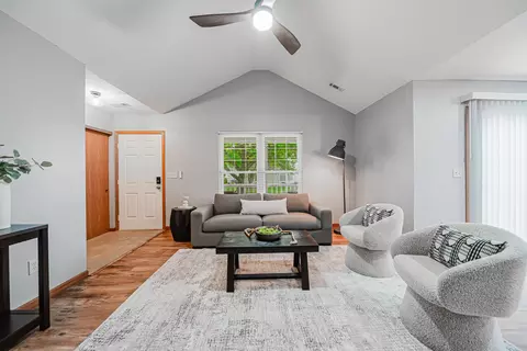 Living - 1237 Dunhurst St, Circleville, OH 43113 photo 2 of 3