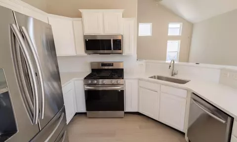 Kitchen - 5595 Eagle River Dr, Dublin, OH 43016 photo 2 of 3