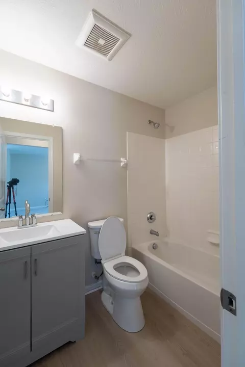Bath - 5595 Eagle River Dr, Dublin, OH 43016 photo 1 of 5