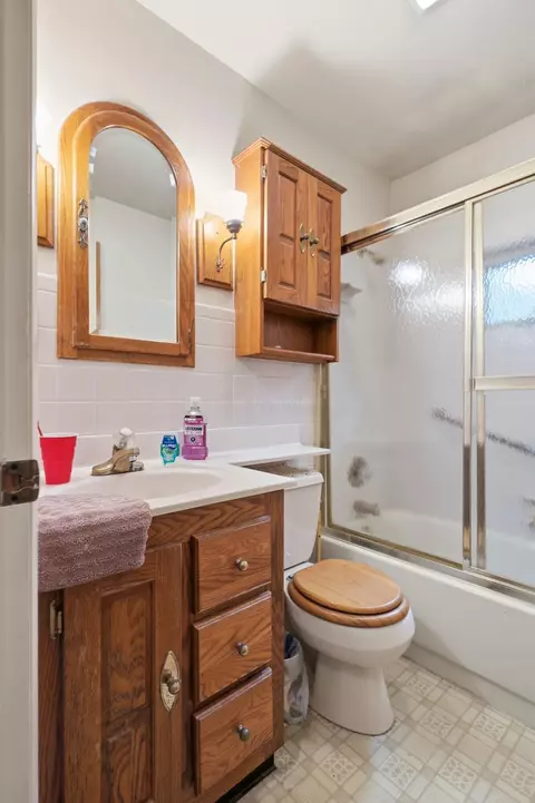 Bath - 3059 Troehler Rd, Springfield, OH 45505 photo 2 of 3