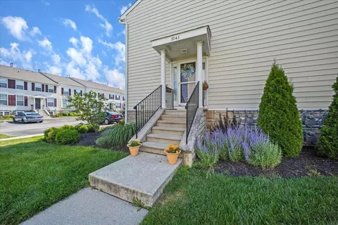 7043 Monarchos Dr #13, New Albany, OH 43054