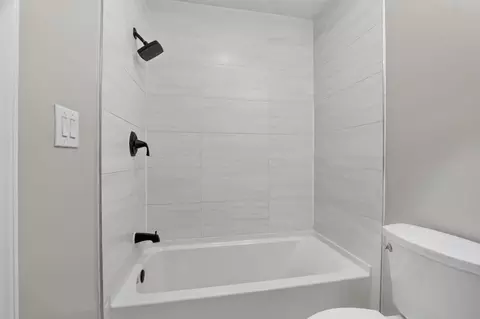 Bath - 2425 Dunsworth Dr, Columbus, OH 43235 photo 2 of 7