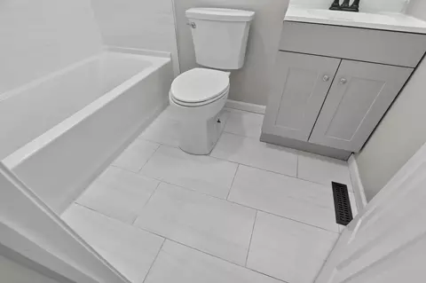 Bath - 2425 Dunsworth Dr, Columbus, OH 43235 photo 3 of 7