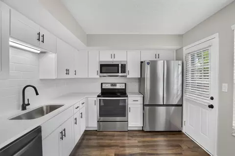 Kitchen - 2425 Dunsworth Dr, Columbus, OH 43235 photo 4 of 5