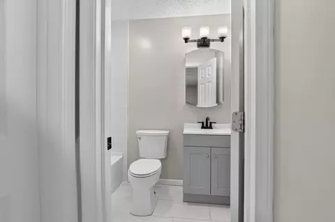 Bath - 2425 Dunsworth Dr, Columbus, OH 43235 photo 4 of 7
