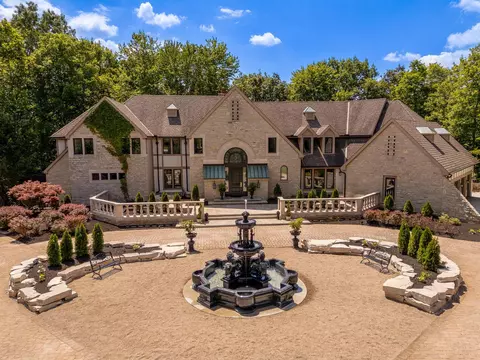 1635 Strathshire Hall Pl, Powell, OH 43065