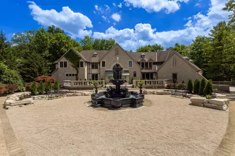 1635 Strathshire Hall Pl, Powell, OH 43065