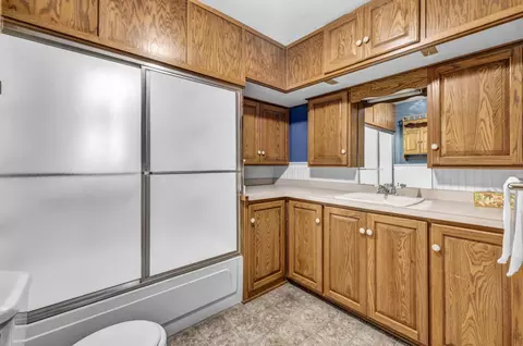 Bath - 2056 Lehner Ave, Marion, OH 43302 photo 2 of 3