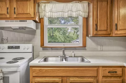 Kitchen - 2056 Lehner Ave, Marion, OH 43302 photo 5 of 5