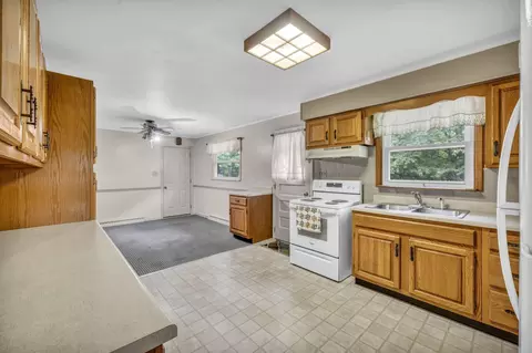 Kitchen - 2056 Lehner Ave, Marion, OH 43302 photo 4 of 5