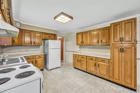 Kitchen - 2056 Lehner Ave, Marion, OH 43302 photo 3 of 5
