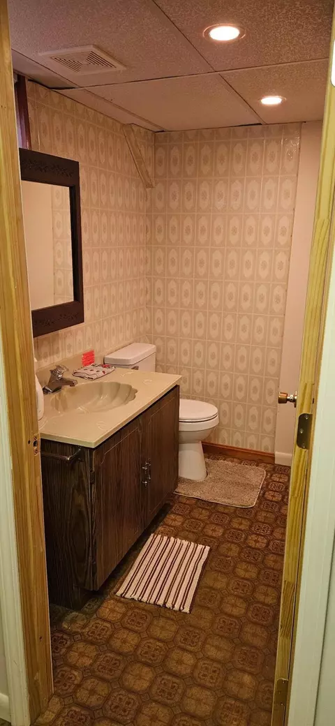Bath - 823 Wayne Dr, Heath, OH 43056 photo 3 of 3
