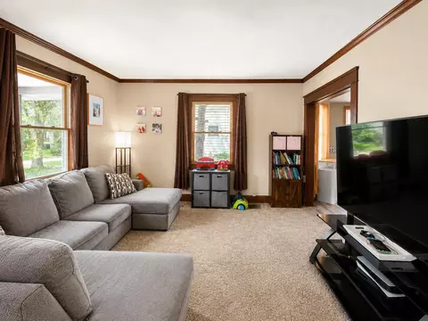 Living - 300 Summit St, Marion, OH 43302 photo 1 of 2