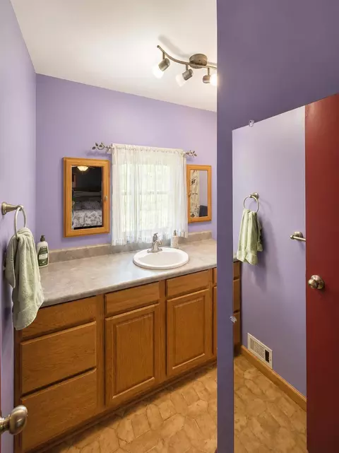 Bath - 300 Summit St, Marion, OH 43302 photo 4 of 5