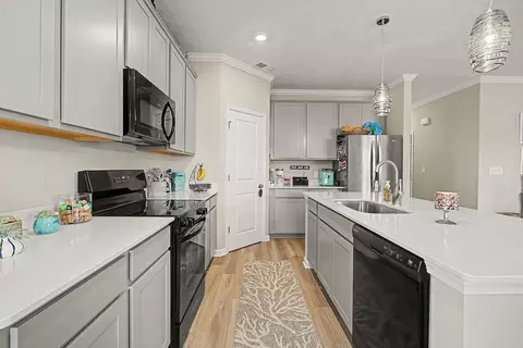 Kitchen - 4010 Chakeres Ave, Springfield, OH 45505 photo 3 of 4