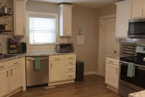 Kitchen - 484 E Main St, Circleville, OH 43113 photo 4 of 10