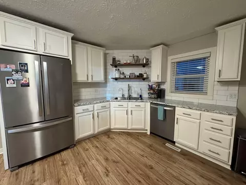 Kitchen - 484 E Main St, Circleville, OH 43113 photo 6 of 10