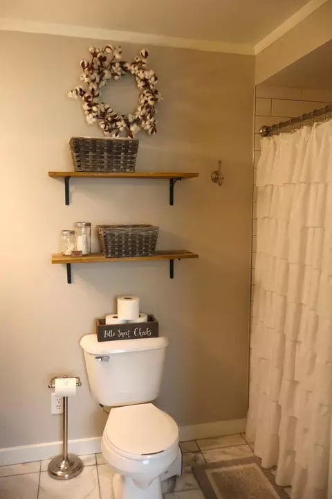Bath - 484 E Main St, Circleville, OH 43113 photo 1 of 5