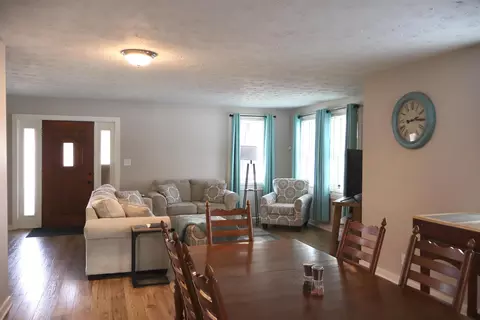 Dining - 484 E Main St, Circleville, OH 43113 photo 2 of 2