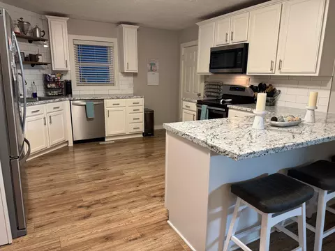 Kitchen - 484 E Main St, Circleville, OH 43113 photo 5 of 10