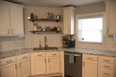 Kitchen - 484 E Main St, Circleville, OH 43113 photo 5 of 8