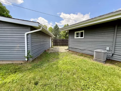 Exterior - 1924 Victory Dr, Springfield, OH 45505 photo 4 of 10
