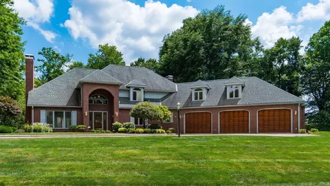 926 Southeast Ct, Zanesville, OH 43701