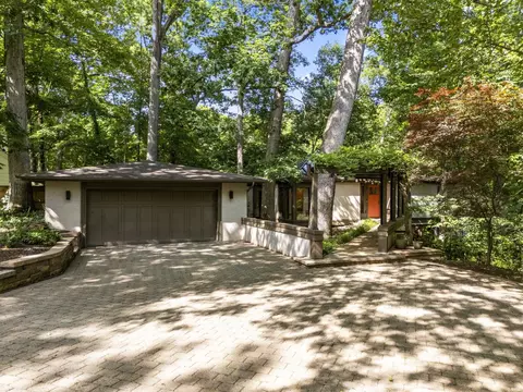 815 Lookout Point Dr, Columbus, OH 43235