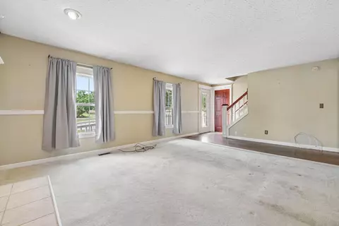 Living - 263 Clark Dr, Circleville, OH 43113 photo 4 of 5