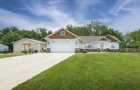 22686 Deal Rd, Gambier, OH 43022