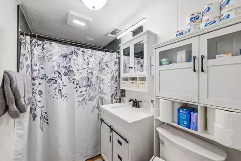 Bath - 906 Garfield St, Marion, OH 43302 photo 1 of 2
