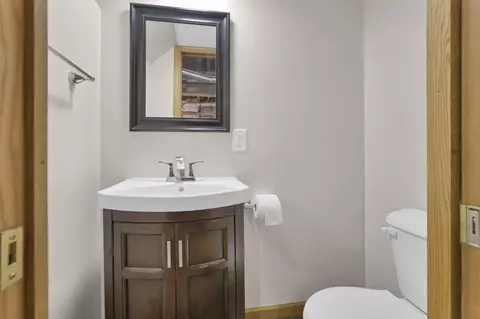 Bath - 8258 Lancaster Rd, Hebron, OH 43025 photo 11 of 14