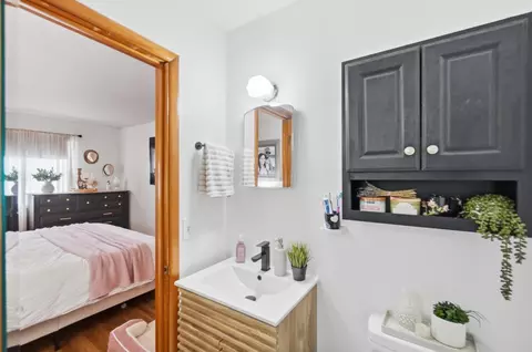 Bath - 1801 Beacon St, Springfield, OH 45505 photo 2 of 5