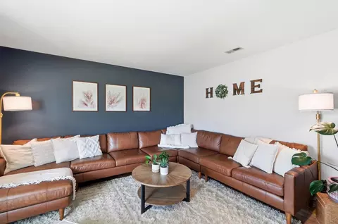 Living - 1801 Beacon St, Springfield, OH 45505 photo 5 of 6