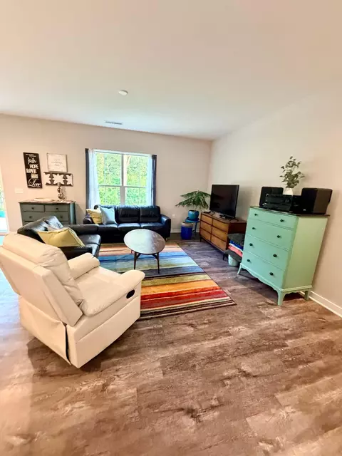 Living - 225 Lenell Loop, Delaware, OH 43015 photo 2 of 2