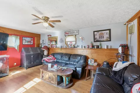 Living - 1725 Sioux Dr, Circleville, OH 43113 photo 2 of 3