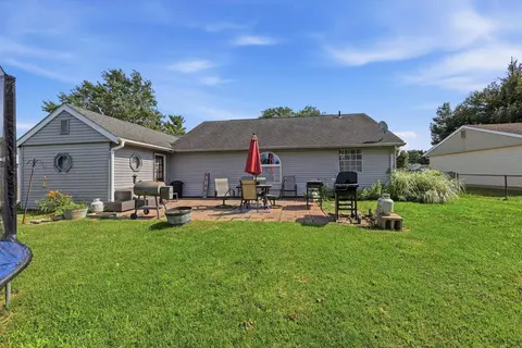 Exterior - 1725 Sioux Dr, Circleville, OH 43113 photo 4 of 5