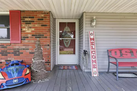 Exterior - 1725 Sioux Dr, Circleville, OH 43113 photo 2 of 5