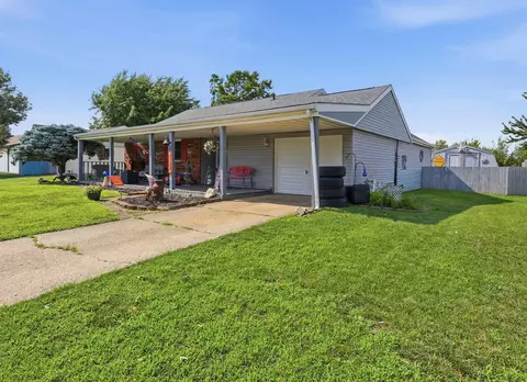 Exterior - 1725 Sioux Dr, Circleville, OH 43113 photo 3 of 5