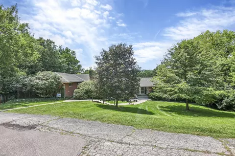 2715 Charing Rd, Upper Arlington, OH 43221