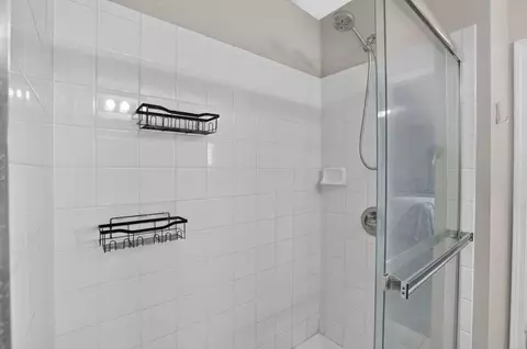Bath - 2660 Spring Grove Ave, Lancaster, OH 43130 photo 3 of 5