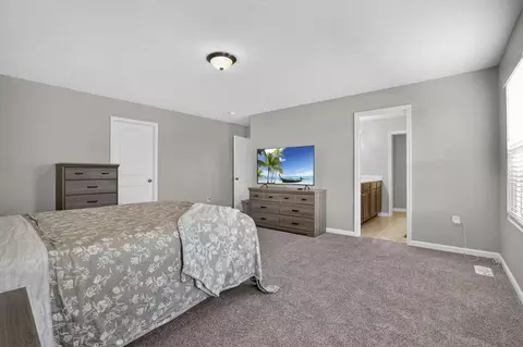 Bedroom - 2660 Spring Grove Ave, Lancaster, OH 43130 photo 6 of 8
