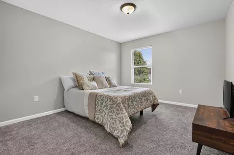Bedroom - 2660 Spring Grove Ave, Lancaster, OH 43130 photo 7 of 8