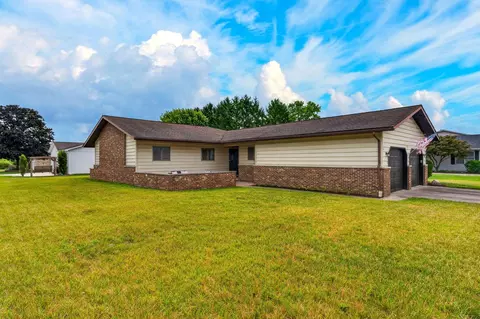 Exterior - 367 Lawnwood Dr, Circleville, OH 43113 photo 2 of 16