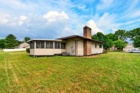 Exterior - 367 Lawnwood Dr, Circleville, OH 43113 photo 4 of 16