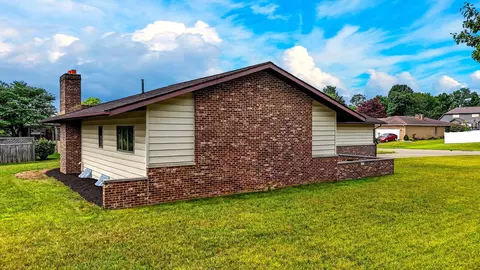 Exterior - 367 Lawnwood Dr, Circleville, OH 43113 photo 5 of 16